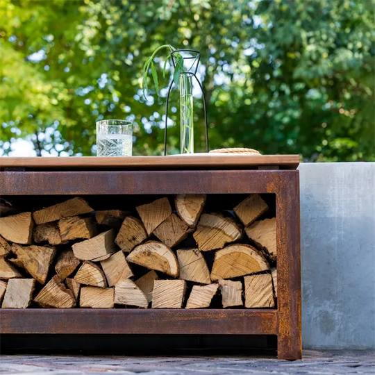 Benk med vedoppbevaring, svartbelagt