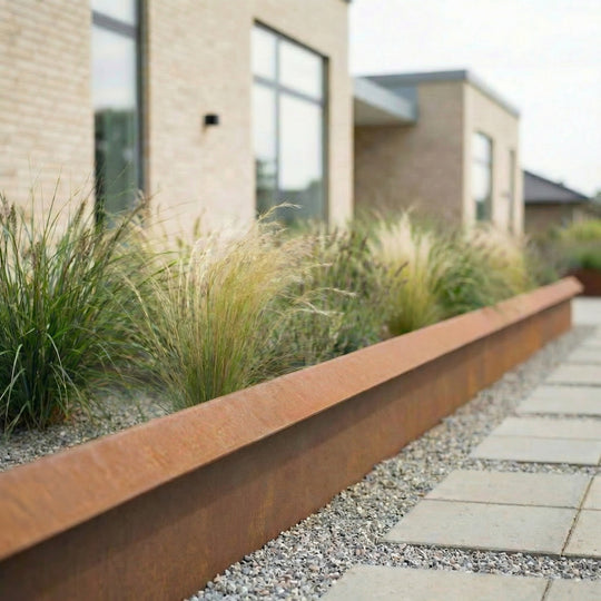 Spesialmål: Bedkant med utvendig skrå kant av 3 mm cortenstål