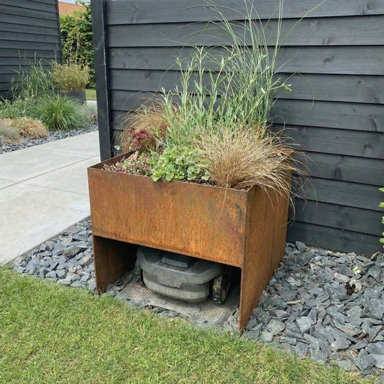 Garasje for robotgressklipper med blomsterbed