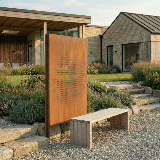 Gjerde i cortenstål med utskjæring: Abstrakt 4
