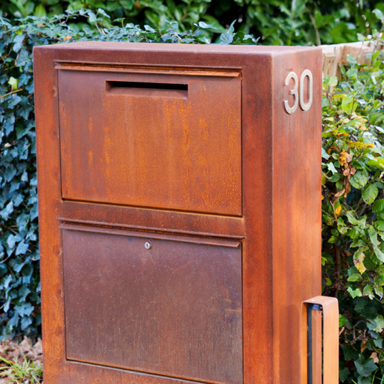 Cortenstål postkasse, brev og pakke, stor modell