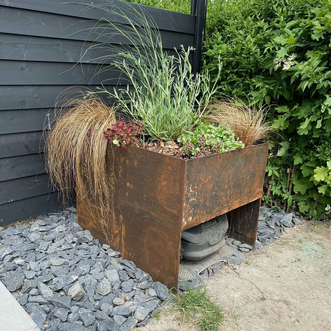 Garasje for robotgressklipper med blomsterbed