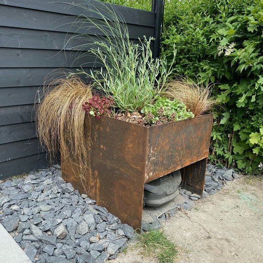 Garasje for robotgressklipper med blomsterbed